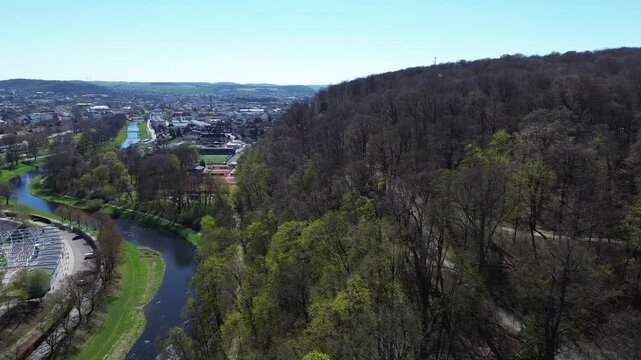 Drohnenflug &uuml;ber Schloss Osterstein und die Landschaft in Gera bei blauem Himmel, Kreisflug und &Uuml;berflug, 4K