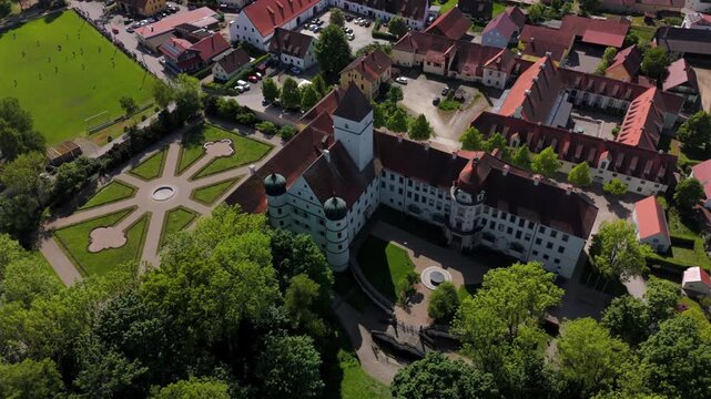 Das Schloss Alteglofsheim im Landkreis Regensburg beherbergt heute die Bayerische Musikakademie. Luftbild im Sommer, kulturelles Erbe, mittelalterliches Schloss, Panorama 