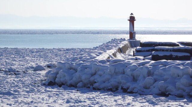 オホーツク海の流氷と赤灯台