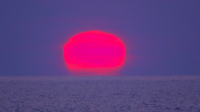 ダルマ型太陽（日の出）と海