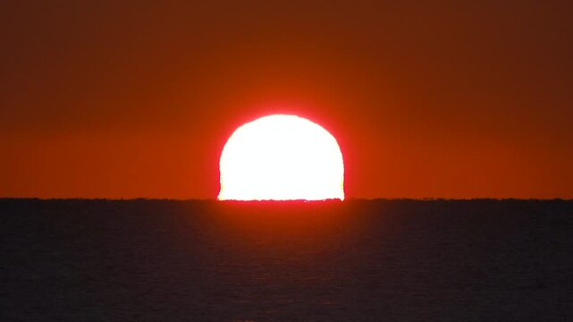 日の出と海