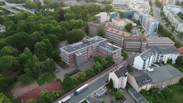 Drohnenflug um das Georgius-Agricola-Gymnasium in Chemnitz, Luftaufnahme des historischen Schulgeb&auml;udes, 4K
