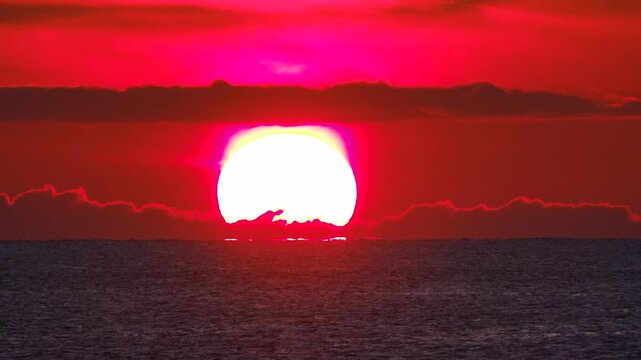 日の出と海