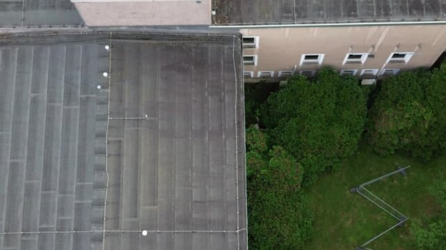 Kamerafahrt vom Dach des Theaters am Park OdF in Chemnitz nach oben zum Horizont und der Stadtlandschaft, 4K