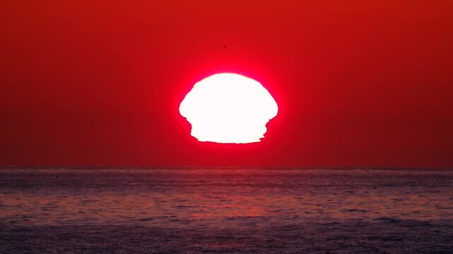 変形太陽（日の出）と海