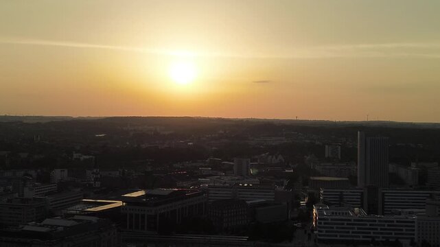 Kamerafahrt vom Dach des Theaters am Park OdF in Chemnitz nach oben zum Horizont und der Stadtlandschaft, 4K