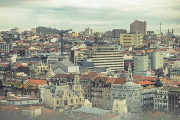 Obraz premium A breathtaking view of Porto's skyline showcases a captivating blend of historic architecture and contemporary structures