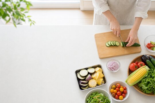 夏野菜を広げた台所の俯瞰と調理の手元