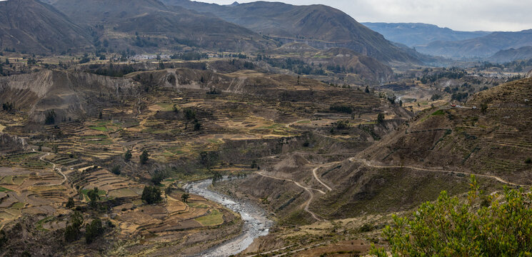 diferentes vistas del valle del Ca&ntilde;&oacute;n del Colca en Arequipa Per&uacute;, antiguas andener&iacute;as incas, rio, colinas y cielo con nubes