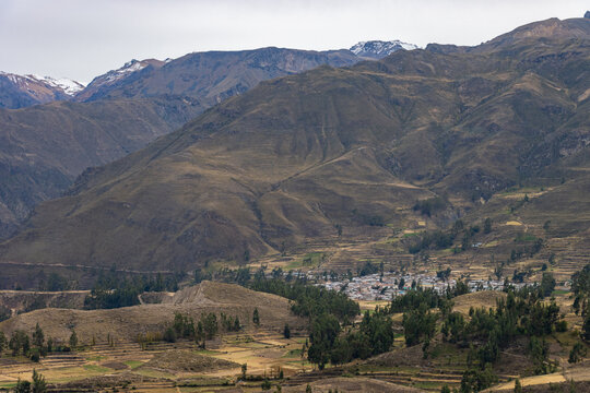 diferentes vistas del valle del Ca&ntilde;&oacute;n del Colca en Arequipa Per&uacute;, antiguas andener&iacute;as incas, rio, colinas y cielo con nubes