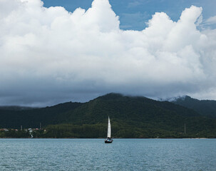 barco en el mar y grandes nubes © orlando
