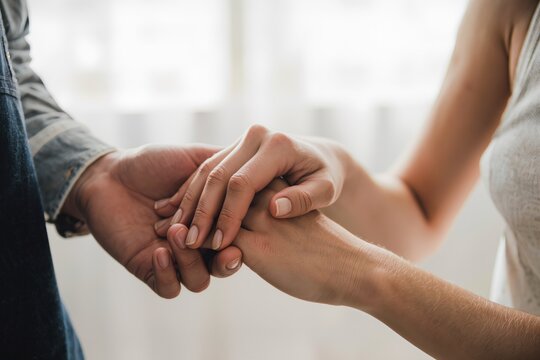 Deux personnes se tenant les mains, symbole de soutien, confiance, solidarit&eacute; et accompagnement