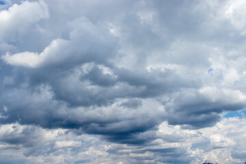 Obraz premium Dramatic Overcast Sky with Heavy Grey Clouds and Blue Patches