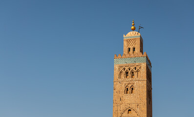 Fototapeta premium Gros plan sur la Koutoubia à Marrakech au Maroc, avec un ciel bleu.