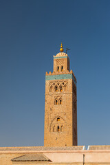 Obraz premium Gros plan sur la Koutoubia à Marrakech au Maroc, avec un ciel bleu. Le format est vertical.