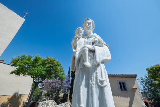 Saint anthony of padua statue holding christ child
