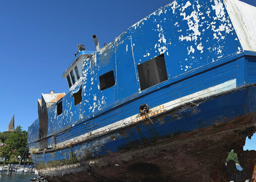 Ein zuvor gesunkenes Schiff liegt im Hafen von Eckernf&ouml;rde