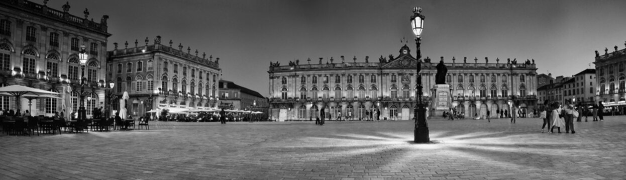 Panorama noir et blanc de la place Stanislas a Nancy, France