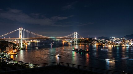 Fototapeta premium 関門海峡の美しい夜景とライトアップされた関門橋
