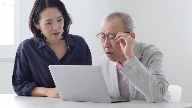 パソコン　トラブル　高齢者　家族