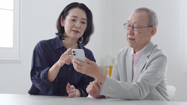 スマートフォン　学習　教える　高齢者　家族