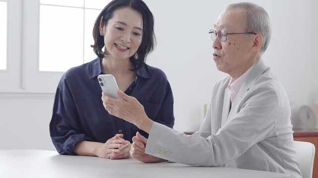 スマートフォン　学習　教える　高齢者　家族