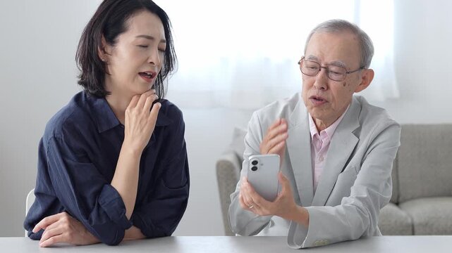 スマートフォン　トラブル　高齢者　家族