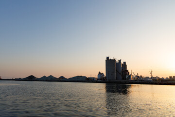 夕日に染まる高砂工業地帯の港とサイロ（兵庫県高砂市） © walkingcow3039