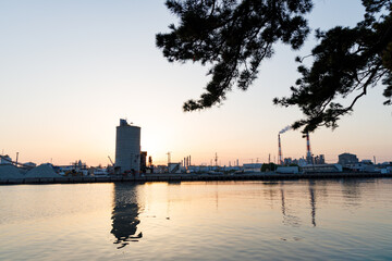 夕日に染まる高砂工業地帯の港とサイロ（兵庫県高砂市） © walkingcow3039