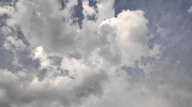 Cielo azul cubierto de nubes densas durante el d&iacute;a