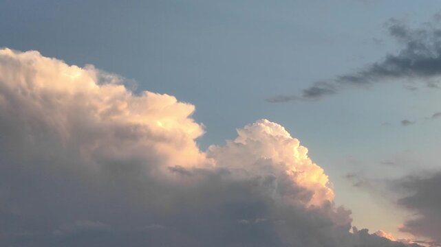 Vista panor&aacute;mica de nubes suaves en el cielo azul durante el atardecer..