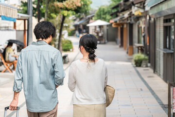 Fototapeta premium Young couples enjoying walking tours and sightseeing in their home country.