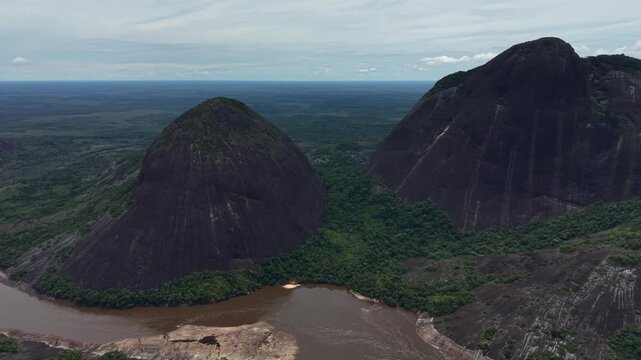 Vista a&eacute;rea de los Cerros de Mavecure, &Iacute;nirida, Guania, Colombia