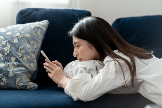 スマートフォンを見る若い日本人女性