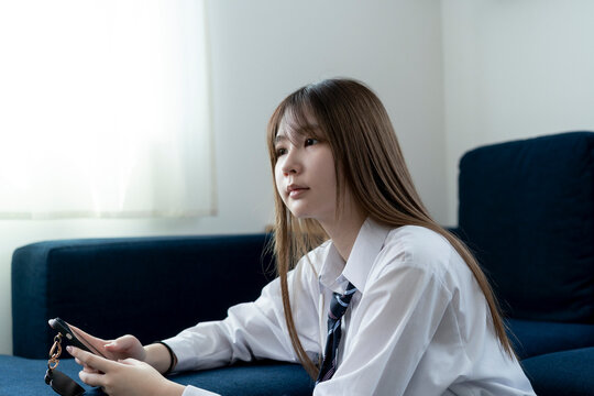 スマートフォンを持った日本人女子高生