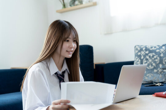 オンライン学習をする日本人女子高生