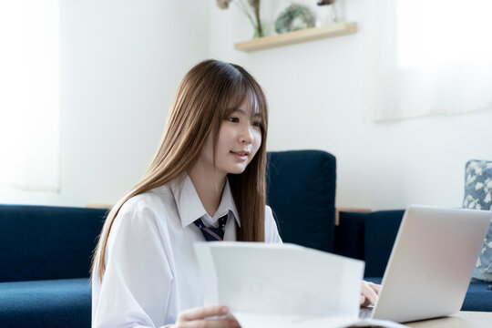 オンライン学習をする日本人女子高生