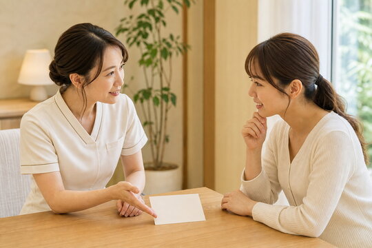 美容サロンで施術前カウンセリングを受ける女性