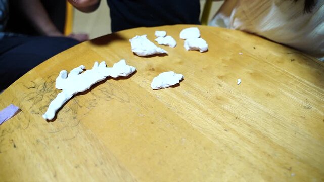 粘土で恐竜を作る男の子