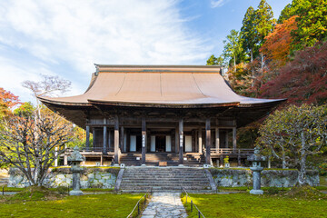 Fototapeta premium 日本の風景・秋 京都 大原 紅葉の勝林院
