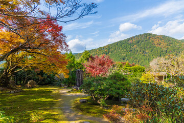 Obraz premium 日本の風景・秋 京都 大原 紅葉の実光院