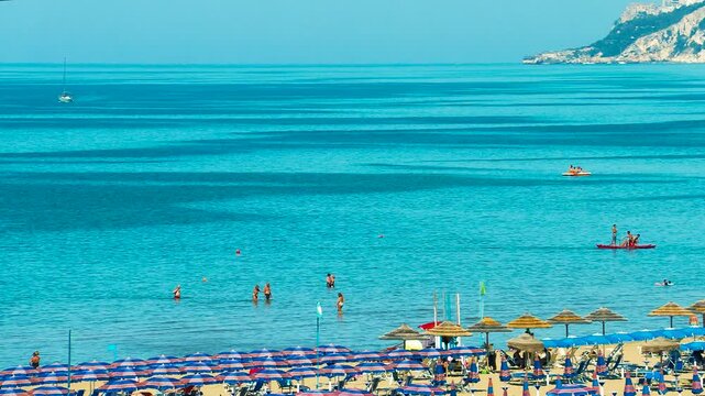 Vista panoramica della spiaggia di Rodi garganico ( Foggia , Puglia , Italia ) 