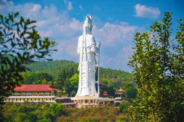 Obraz premium landscape with beautiful view of Buddhist Linh An Pagoda with large statue of Lady Buddha at Nam Ban Lam Ha near Dalat in Vietnam. Famous Vietnamese tourist attraction in Asia