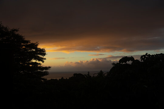 Coucher de soleil &agrave; Tahiti Faa'a dans les hauteur de Saint Hilaire