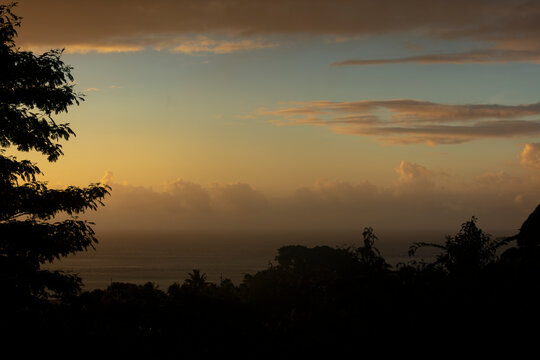 Coucher de soleil &agrave; Tahiti Faa'a dans les hauteur de Saint Hilaire