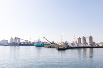 Fototapeta premium 高砂工業地帯を出港するガット船