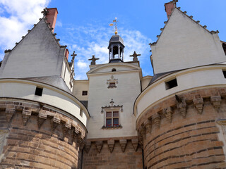 Façade du château des ducs de Bretagne © helenedevun