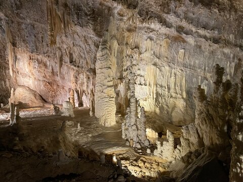 Splendida veduta delle grotte di Frasassi con le stalattiti e le stalagmiti nella regione delle Marche in Italia