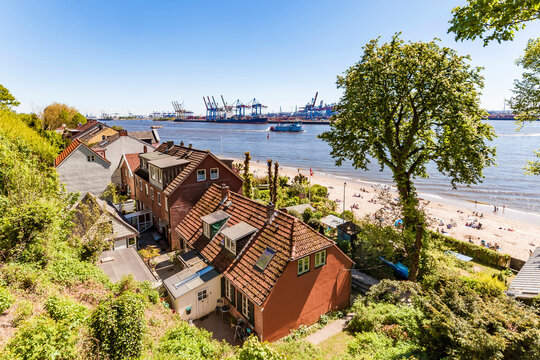 Germany, Hamburg, Oevelgoenne, captain's houses and pilot houses at the Elbe shore seen from Himmelsleiter
