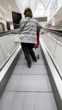 Escalera mec&aacute;nica y carro de la compra cadena motorizada supermercado centro comercial y mujer elevador montacargas cliente cesta subir escalera el&eacute;ctrica and&eacute;n m&oacute;vil shopping market